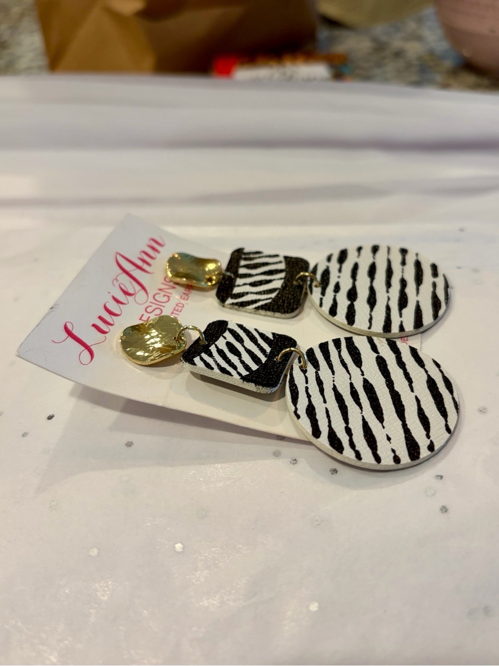 NWT LucieAnn Zebra Print Dangle Earrings - Black & White - Picture 2 of 3